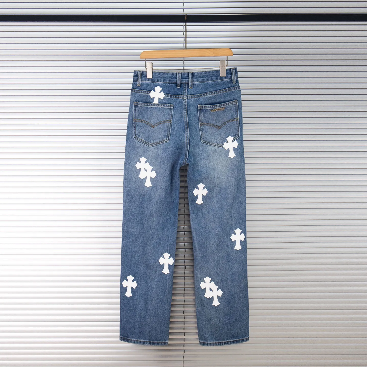 P210 Chrome Hearts jeans, blue and white leather. As we all know, chromehearts jeans use vintage Levis jeans as the base for creation. They usually add their own unique silver buckles and silver ornaments, plus leather embellishments. This is what doubles the value of these vintage jeans. Because the base is vintage jeans, the jeans themselves have become very soft and comfortable after years of baptism. This can be distinguished from ordinary jeans. Regarding the size, you should also refer to the pants data. Style number: 1780# Size: 28 30 32 34 36